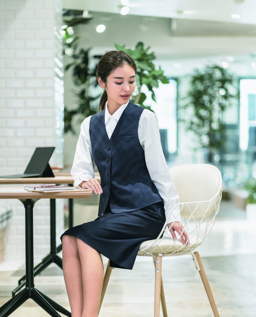スカートが上がって裏地が見えてしまう時の対策 事務服 カーシーカシマ専門通販のオフィススタイル